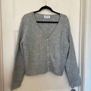 Cropped sweater with pearl buttons
